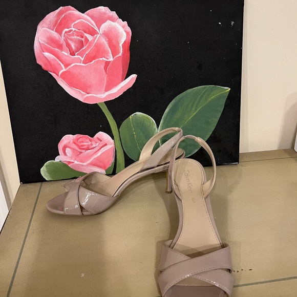 Calvin Klein patent cream kitten heals - size 6 - Picture 5 of 7